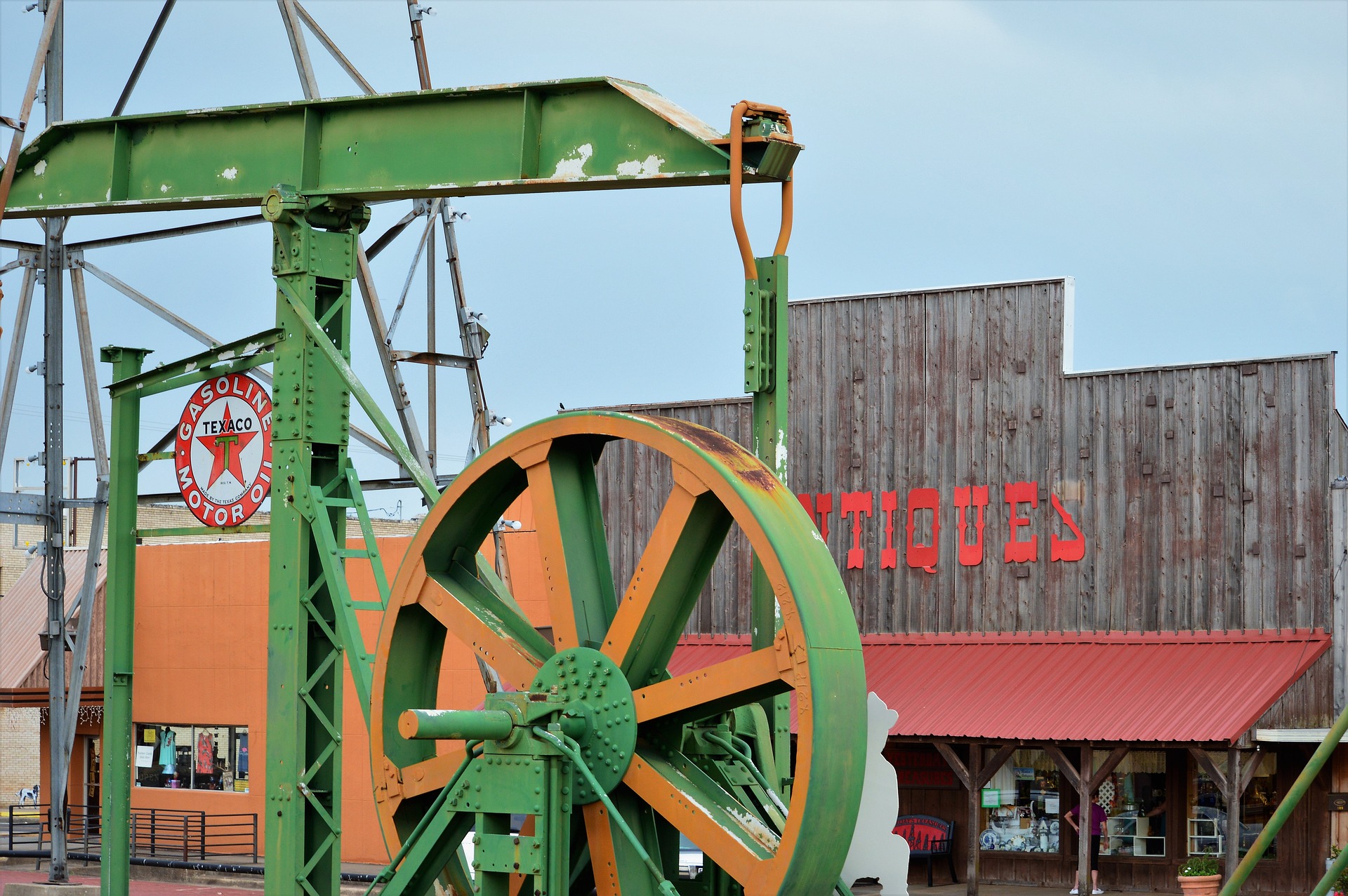 An antique Texas Oil Well near Texaco.